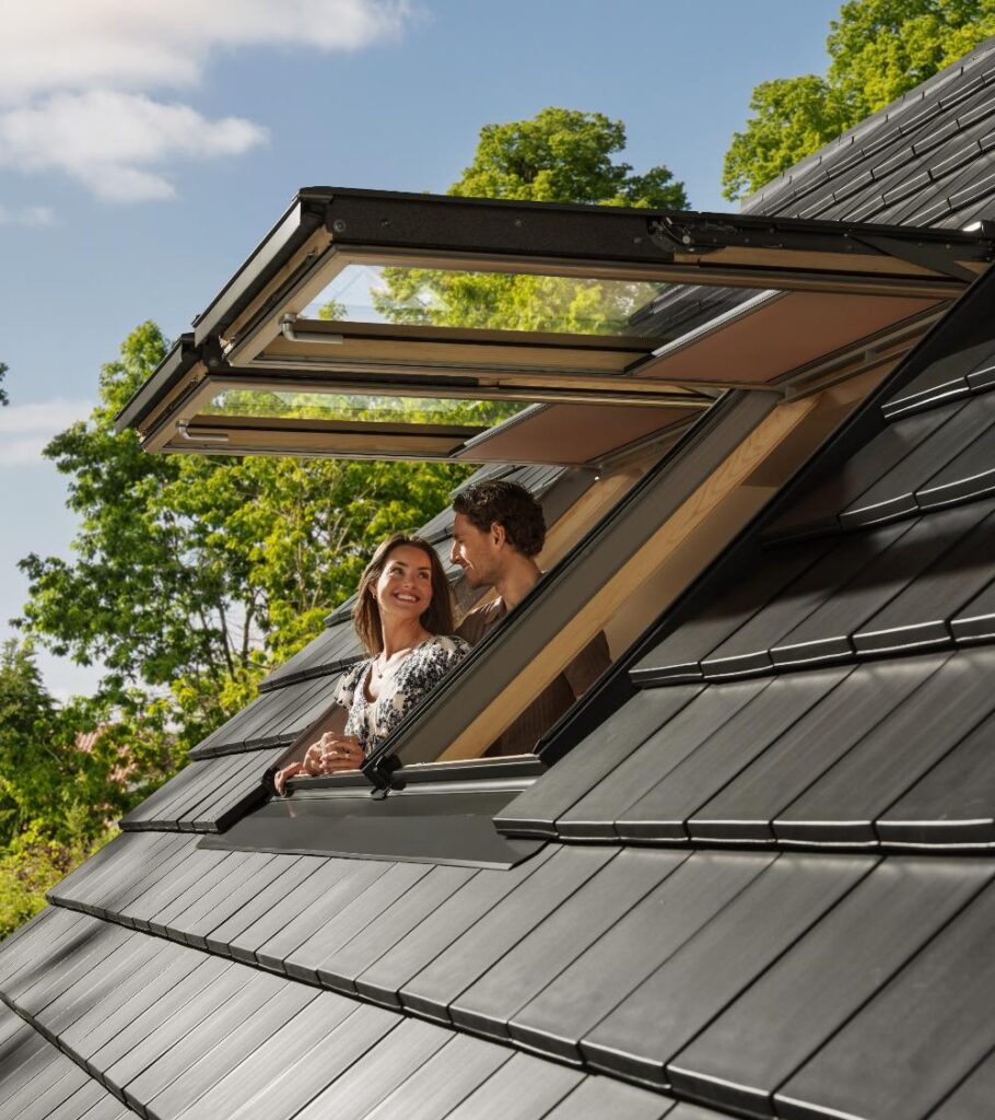 Otvorené strešné okno VELUX na plechovej streche