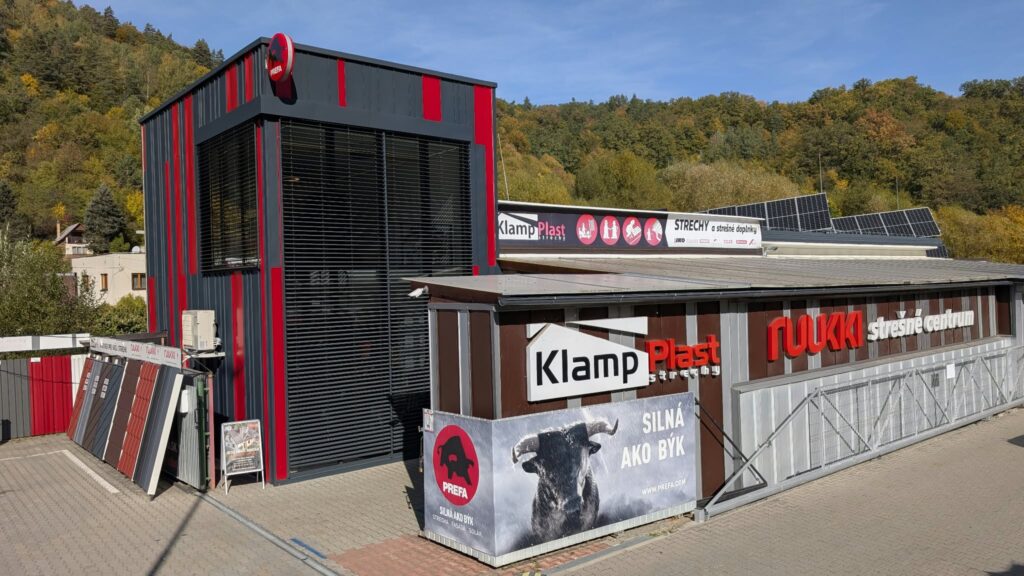 Predajňa a strešné centrum Klampplast v Bardejove